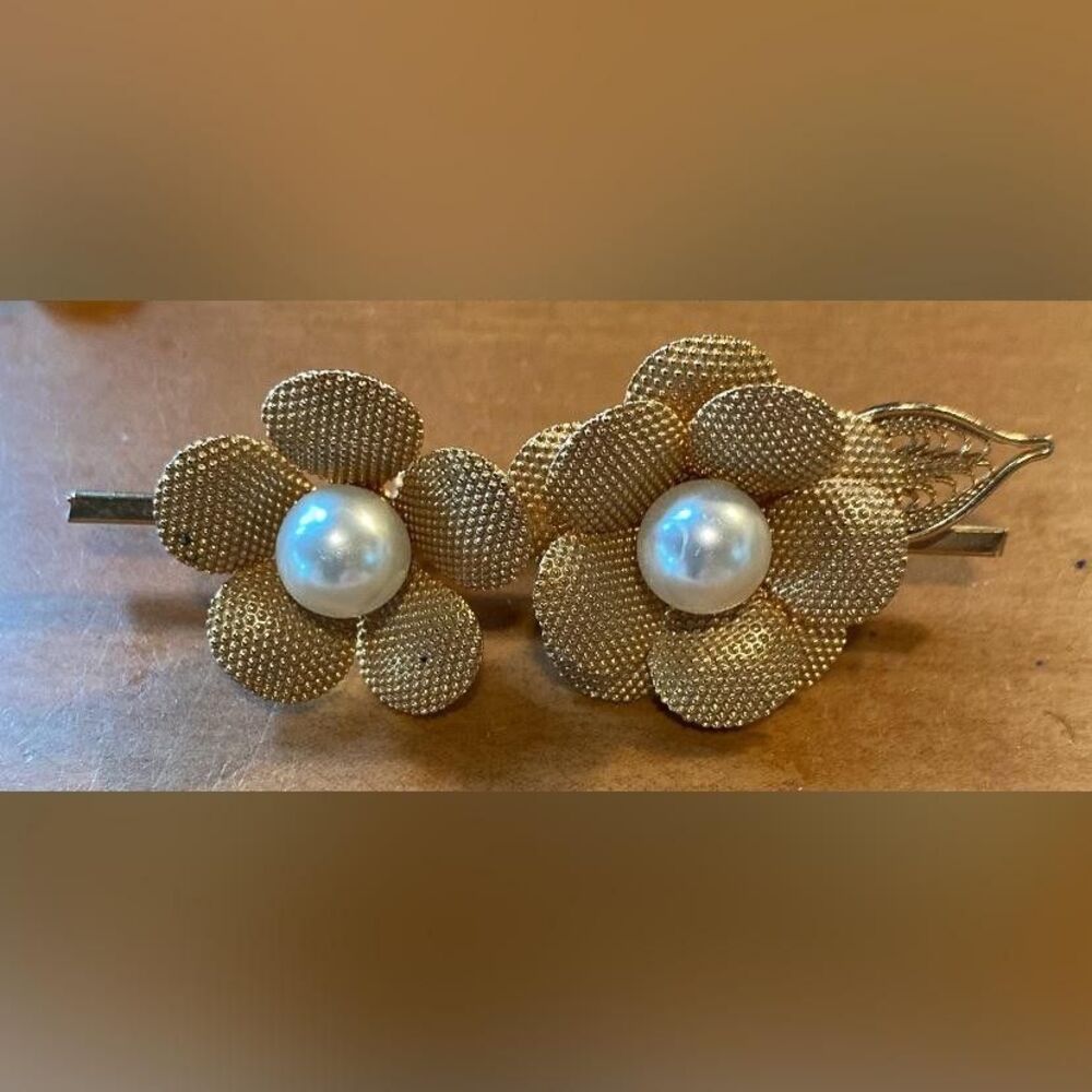 Vintage Floral Brooch Women’s Gold Tone Pearl 2”